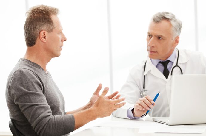 Lalaking may talamak na prostatitis sa opisina ng doktor