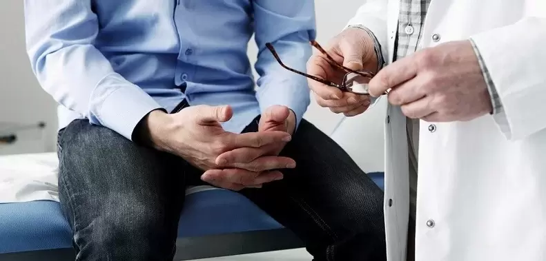 Sa mga unang palatandaan ng prostatitis, dapat kang kumunsulta sa isang urologist upang kumpirmahin ang diagnosis.