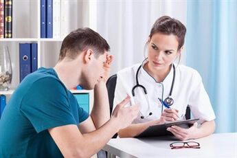 Inireseta ng urologist ang paggamot para sa prostatitis
