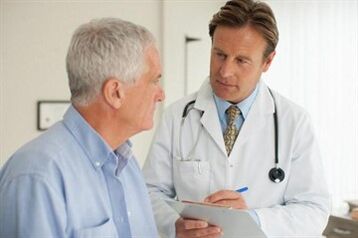Pasyente na may prostatitis sa isang konsultasyon sa isang urologist
